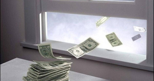 "Người cho vay ăn dè hà tiện, kẻ đi mượn ăn diện thả ga"