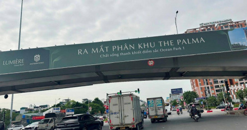 Biển quảng cáo 'bịt' mặt nhiều cầu vượt đi bộ tại Hà Nội