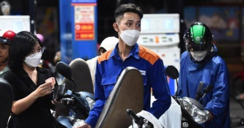 Giá xăng giảm, dầu tăng