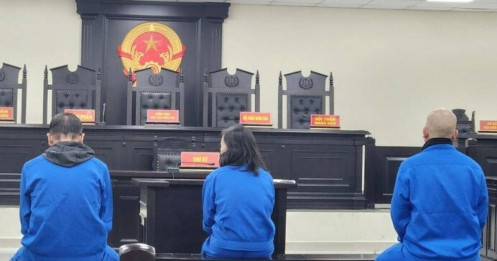 Nhận 2 thùng tiền của nữ doanh nhân, cựu cán bộ TAND Tối cao hầu toà