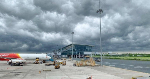 Trước giờ bão Kalmaegi đổ bộ, loạt chuyến bay bất ngờ bị hủy: Có chuyến của bạn không?