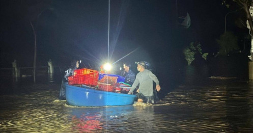 Đắk Lắk “chìm trong nước”: Lũ dâng hơn 2 m, người dân khẩn trương sơ tán