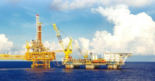 Tâm lý phòng thủ gia tăng, dầu khí bật sáng kỳ vọng chu kỳ mới