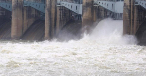 Mưa bão và xả lũ khiến nhiều nhà máy điện giảm công suất mạnh