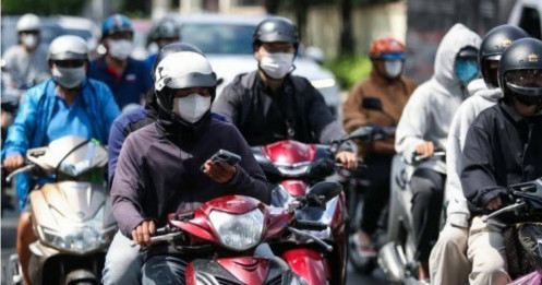 Cục CSGT: “Dùng điện thoại khi dừng đèn đỏ sẽ không bị phạt”