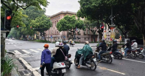 Tài xế dừng đèn đỏ, tay sử dụng điện thoại di động có bị xử phạt?