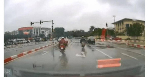 Tài xế Hà Nội hoảng hồn khi đèn xanh chuyển vàng đột ngột