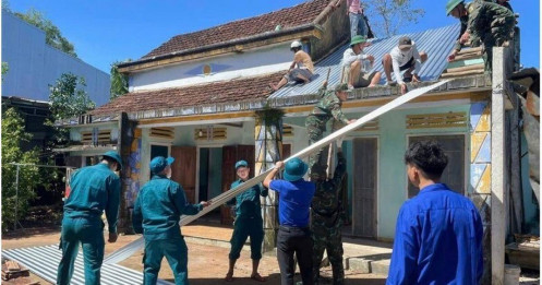 Thủ tướng chỉ đạo các địa phương hỗ trợ người dân khắc phục nhanh hậu quả bão lũ, dựng lại nhà kịp đón Tết