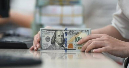 Giá USD tự do vọt gần 28.000 đồng