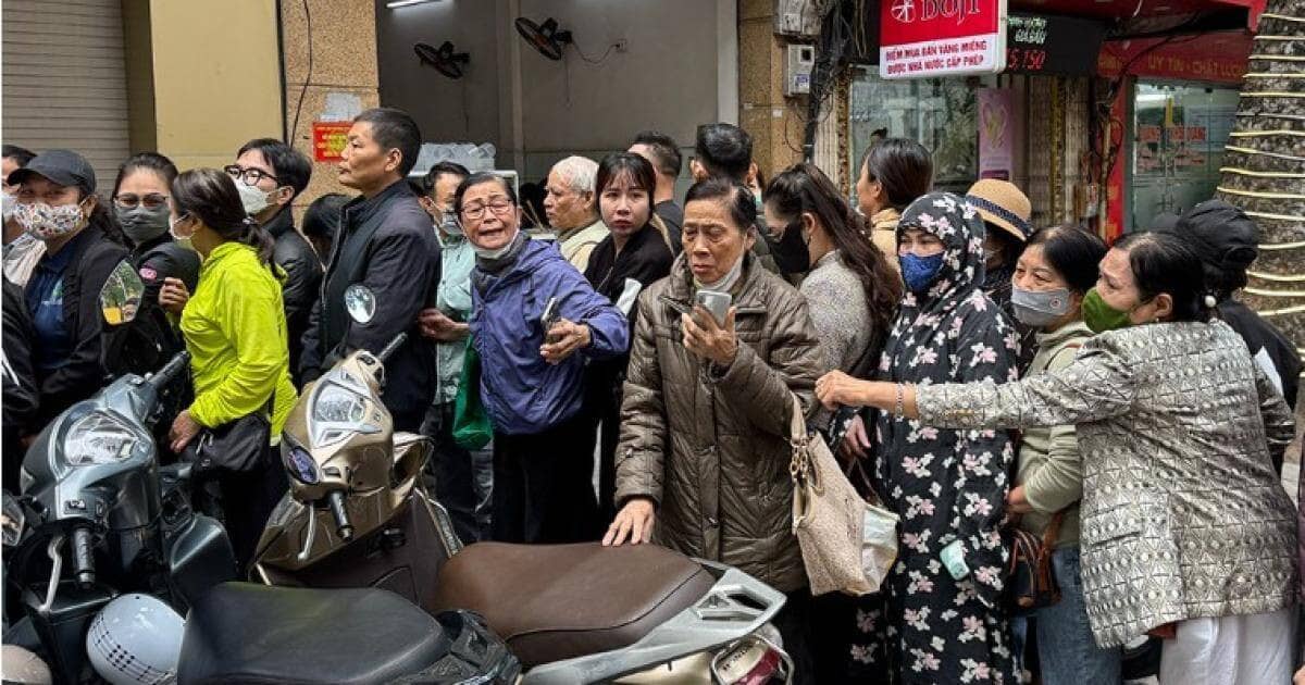 Giá vàng tăng, người cao tuổi vật lộn xếp hàng mua vàng vì quy định thanh toán
