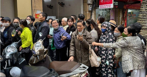 Giá vàng tăng, người cao tuổi vật lộn xếp hàng mua vàng vì quy định thanh toán