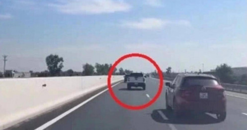 Luồn lách trên cao tốc, tài xế xe bán tải nhận án phạt 5 triệu đồng