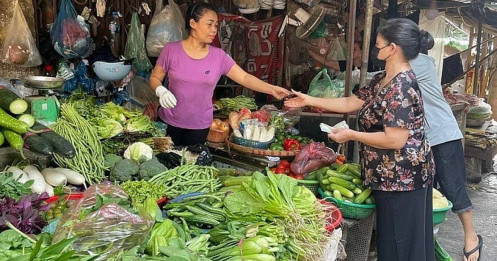 Dòng người lặng lẽ mua rau xanh tăng giá gấp 4 lần