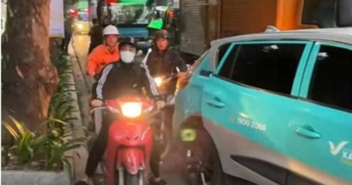 Đèn giao thông lỗi, người dân ùn ùn đứng chờ, lo phạt nguội