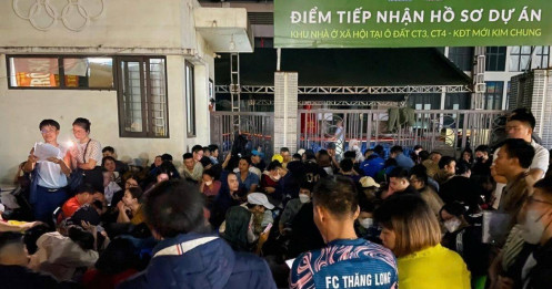 Nhà hiện đại, cách mua… cổ điển: Xếp hàng như thời bao cấp