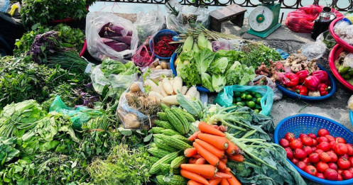Giá rau xanh tăng 'phi mã', bà nội trợ dè xẻn từng mớ rau, quả cà chua