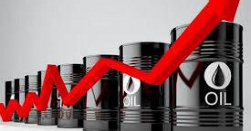 Giá dầu bật tăng hơn 1% khi thị trường chao đảo trước biến động chính trị tại Mỹ và căng thẳng nguồn cung Nga