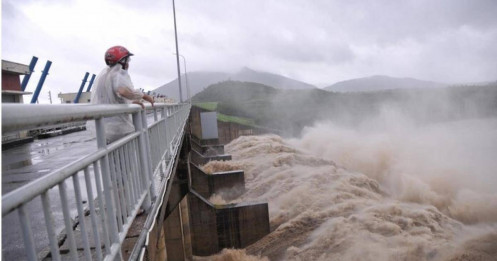 Thủy điện xả lũ kinh hoàng, hạ du ngập nặng