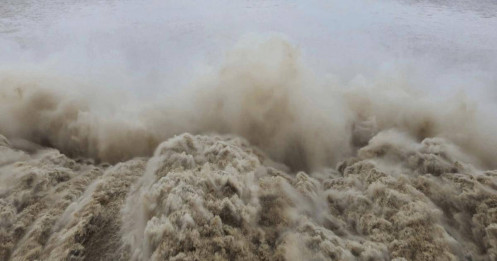 Thủy điện Sông Ba Hạ xả lũ cực đại, nguy cơ ngập lụt bất ngờ