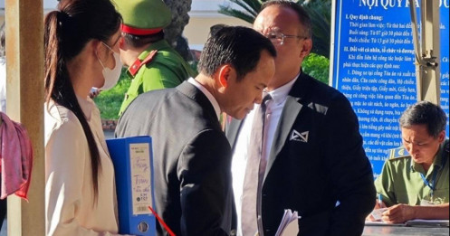 Chiếc hộp bí ẩn bạn thân Thùy Tiên mang đến phiên tòa, bên trên ghi 5 chữ đầy cay đắng