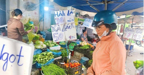 Rau củ tăng giá “phi mã”, người bán và người mua cùng khổ