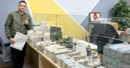 Người đàn ông mang thùng tiền hơn 10kg đi mua ô tô, nhân viên đếm mỏi tay suốt 3 giờ