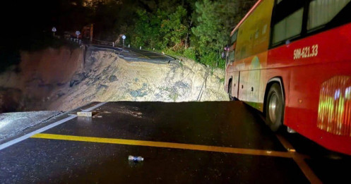 Sạt lở “nuốt” nửa mặt đường đèo Mimosa, xe khách 45 chỗ suýt lao xuống vực