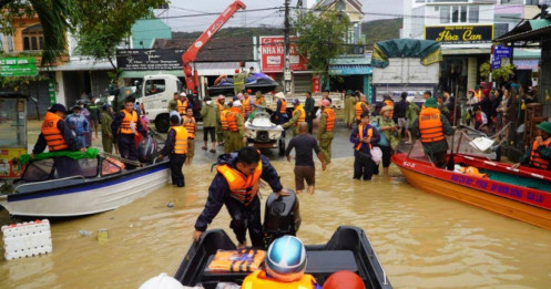 Vì sao miền Trung hứng 3 đợt lũ lịch sử chỉ trong thời gian ngắn?