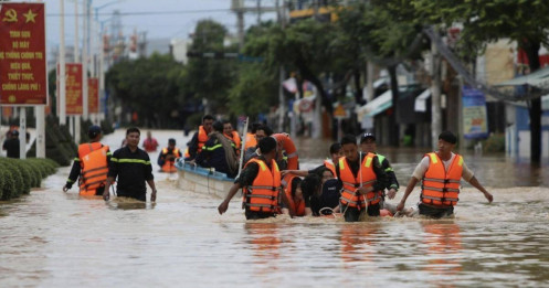 Lũ kỷ lục trên hai sông, ngập lụt lan rộng 6 tỉnh thành miền Trung