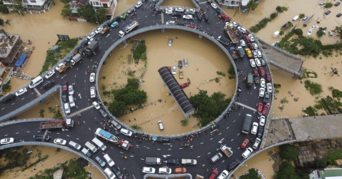 Giao thông nhiều nơi tê liệt do mưa lũ