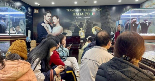 Giá vàng giảm, không còn cảnh xếp hàng dài: Người cao tuổi gặp khó vì không biết chuyển khoản