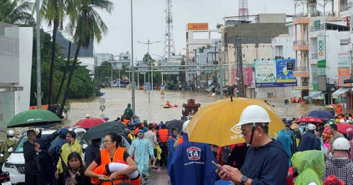 Khánh Hòa phát thông báo khẩn: Mưa lũ dâng nhanh, nguy cơ chia cắt toàn vùng