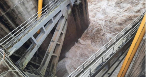 Lũ lớn buộc Sông Ba Hạ xả ồ ạt, song sản lượng điện tiêu thụ tiếp tục “tụt áp”