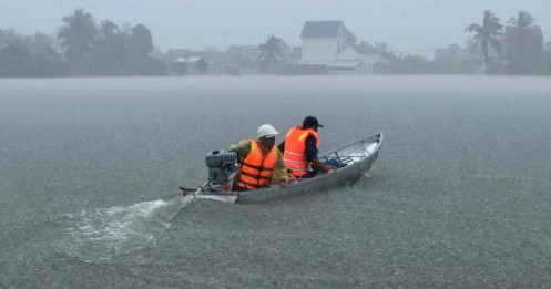 Lũ lịch sử và mưa khủng khiếp: Những bất thường chưa từng thấy ở Nam Trung Bộ