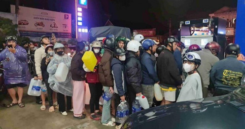 Tin đồn thất thiệt bùng phát, người dân Đà Lạt xếp hàng dài mua xăng