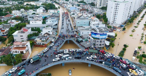 Người dân sửng sốt trước cảnh lũ chưa từng thấy ở Tây Nha Trang