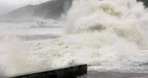 Biển Đông phát tín hiệu bất thường: Bão số 15 sắp hình thành, miền Trung đứng trước nguy cơ mưa lũ mới?