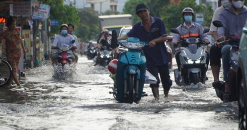 TPHCM: Triều cường vượt báo động 3, nguy cơ ngập nặng diện rộng