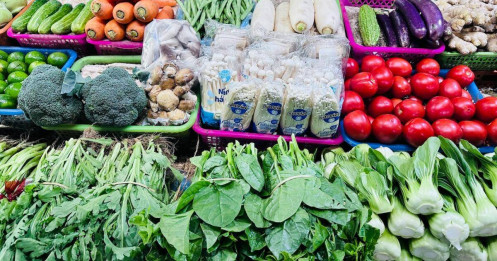 Giá rau xanh Hà Nội đắt đỏ, tiểu thương nói ‘nhiều nơi cứ vin cớ để tăng giá'