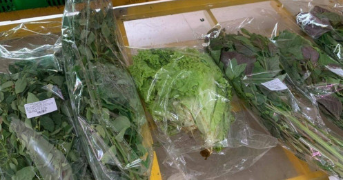 Giá rau xanh ngoài chợ tăng chóng mặt, siêu thị cam kết đủ hàng