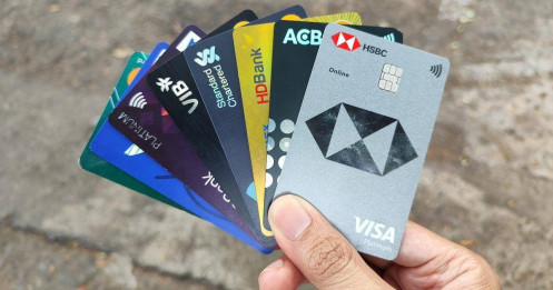 Lãi suất thẻ tín dụng lên 40% - nguy cơ nợ xấu đang rình rập ai?