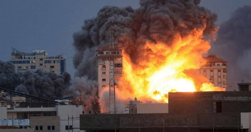 Israel không kích đẫm máu vào Gaza
