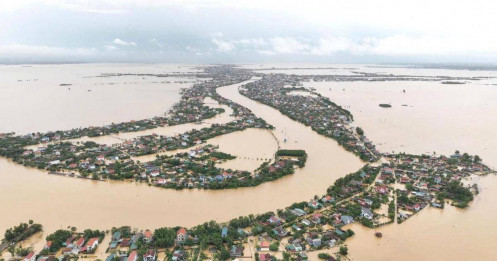 Mưa lũ miền Trung chưa dứt: Vì sao những vùng ‘xưa nay hiếm lũ’ giờ ngập trong nước?