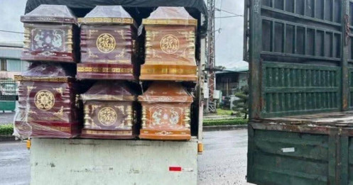 Những chiếc quan tài ‘ế’ giữa vùng lũ Đắk Lắk: Chuyện gì đang xảy ra?