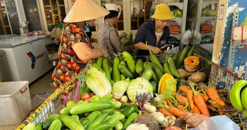 Giá “sốc” tại Hà Nội: Rau xanh 180.000 đồng/kg, tôm hùm siêu rẻ chỉ 200.000 đồng/kg