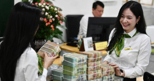 Cuộc đua tiền gửi cuối năm: Ngân hàng tăng lãi suất, phát quà liền tay