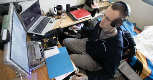 Mua được nhà, nhận lương 'khủng' từ trong tù