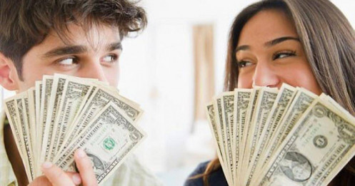 Nửa năm tới, vợ chồng tuổi này ‘mở kho phúc lộc’, tiền bạc kéo về ào ạt