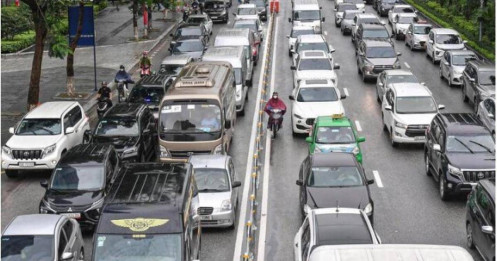 Hà Nội siết chặt xe kinh doanh: Taxi, xe 8 chỗ đầu tư mới bắt buộc dùng năng lượng xanh từ 7/2026