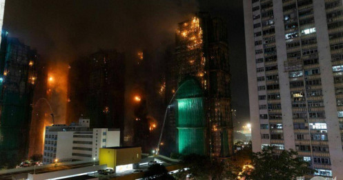 Cháy chung cư Hồng Kông: Số người chết tiếp tục tăng, 800 lính cứu hỏa dập từng tầng